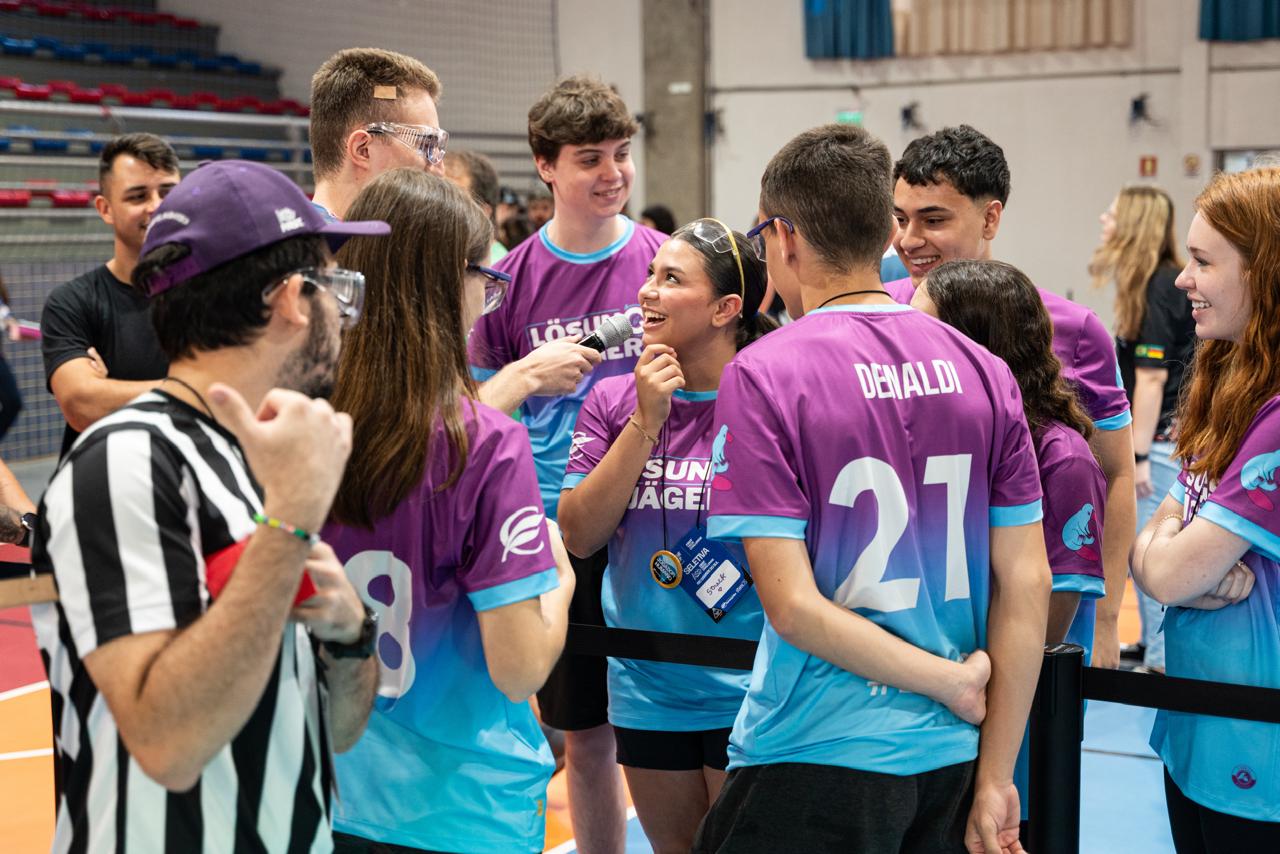Equipe celebrando na competição regional
