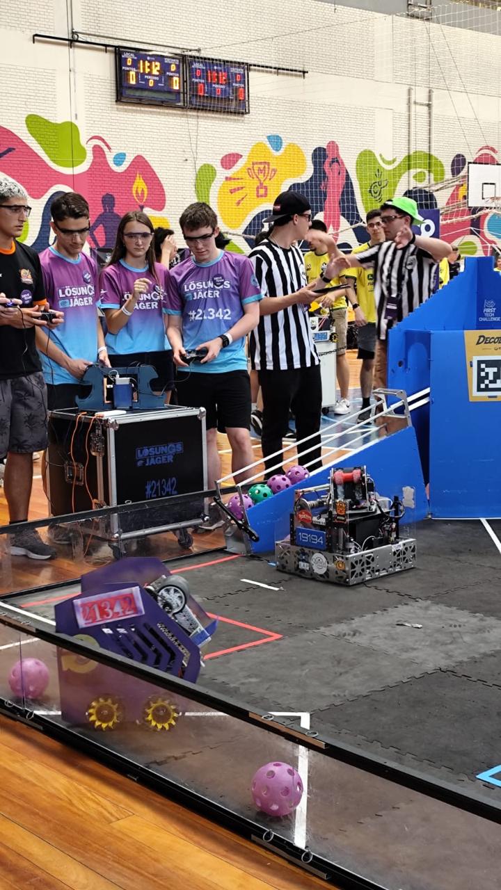 Robô em ação na pista — temporada DECODE